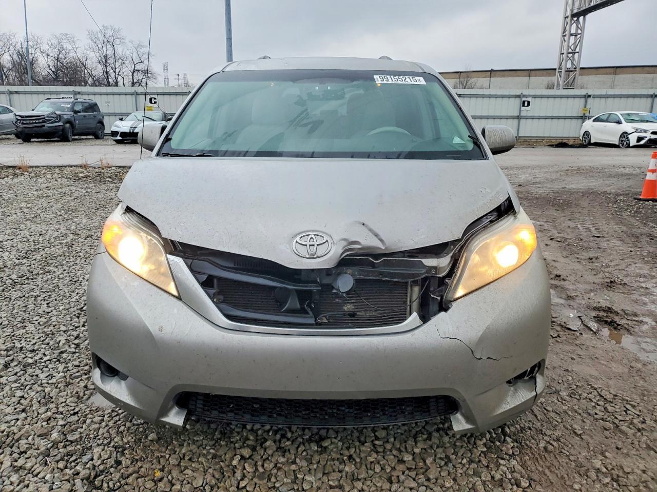 2011 TOYOTA SIENNA
