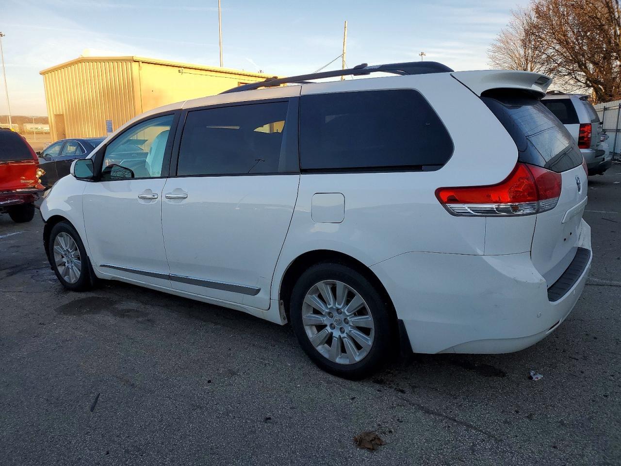 2013 TOYOTA SIENNA