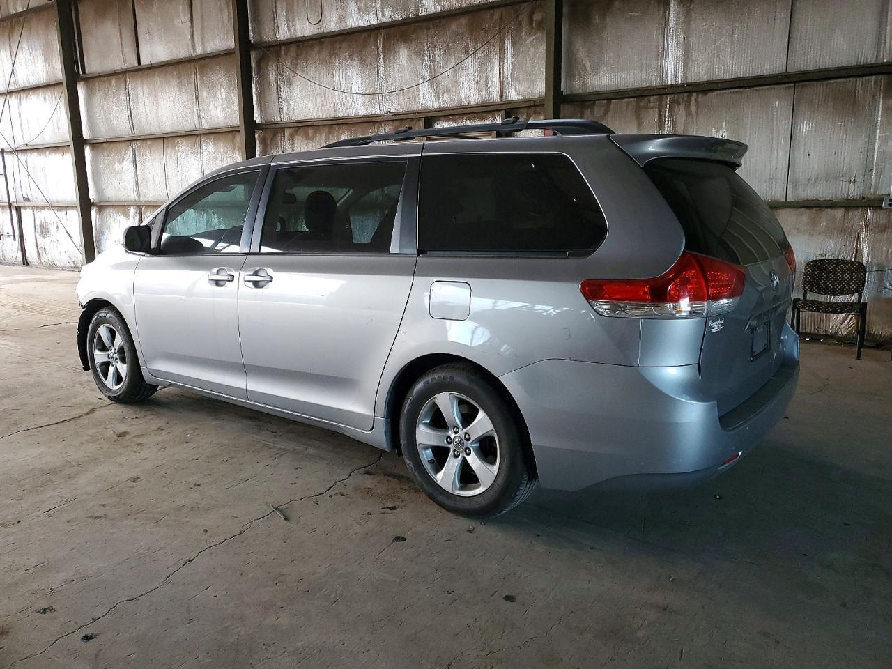 2011 TOYOTA SIENNA