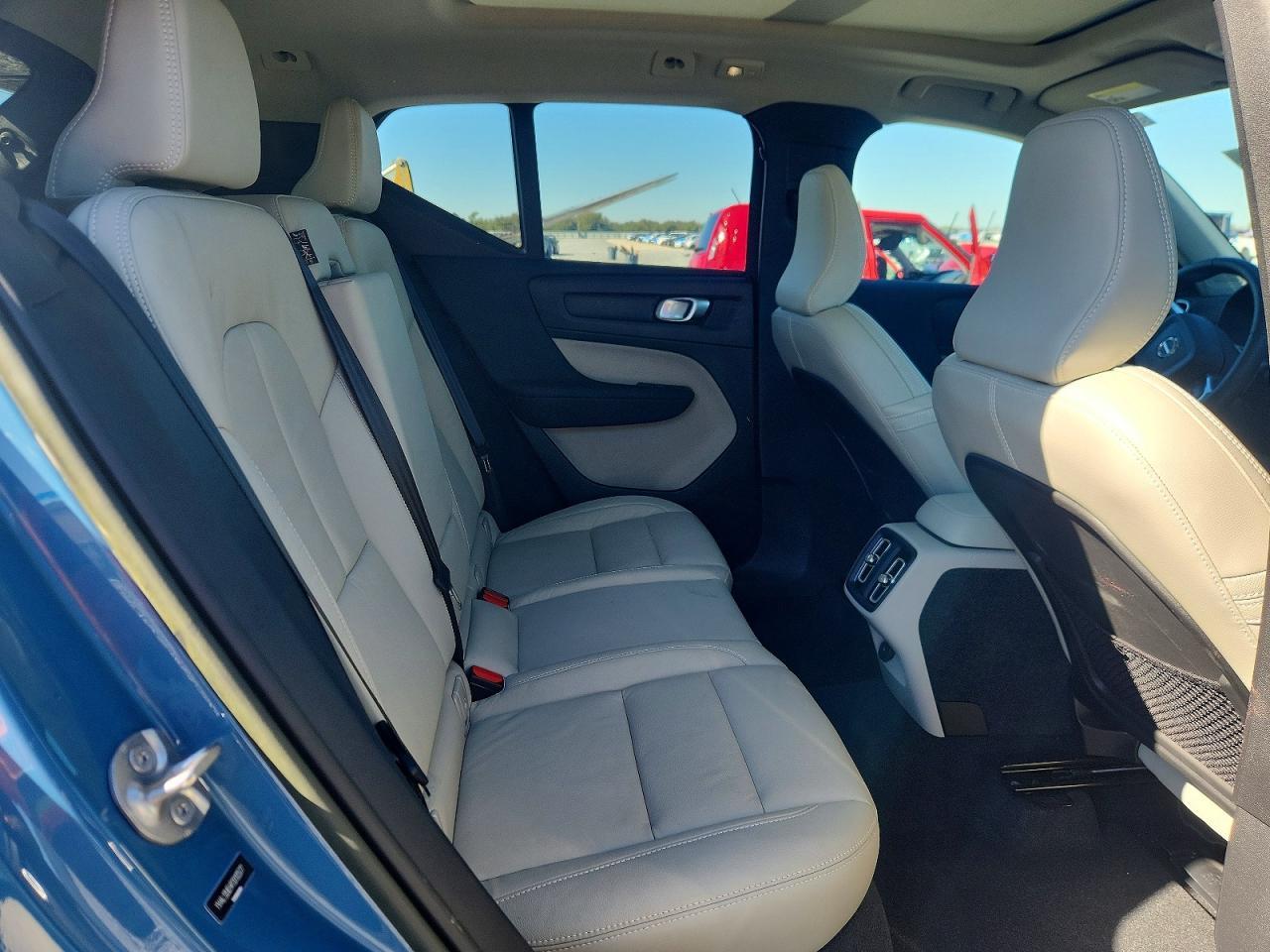 2023 VOLVO XC40