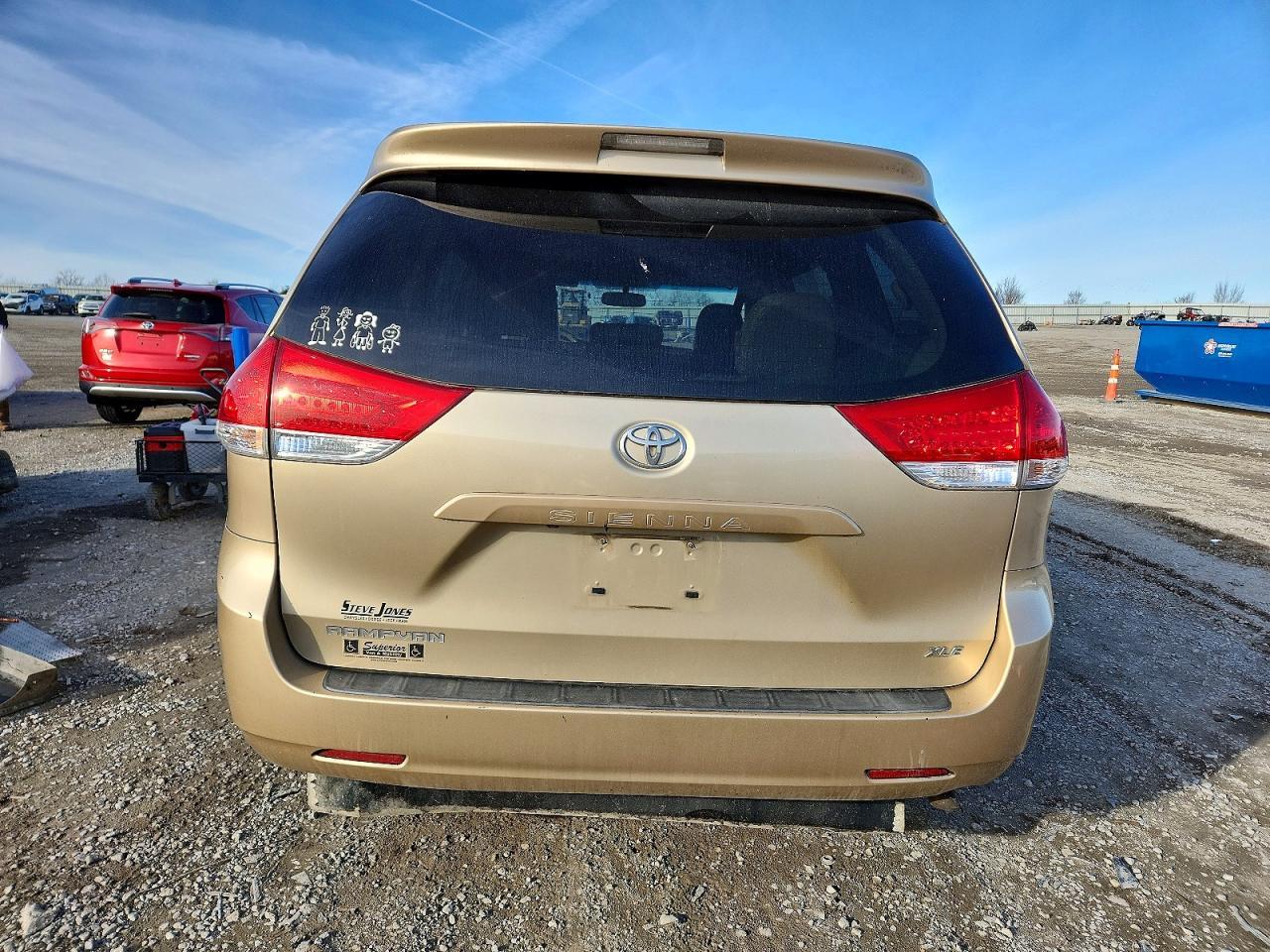2011 TOYOTA SIENNA