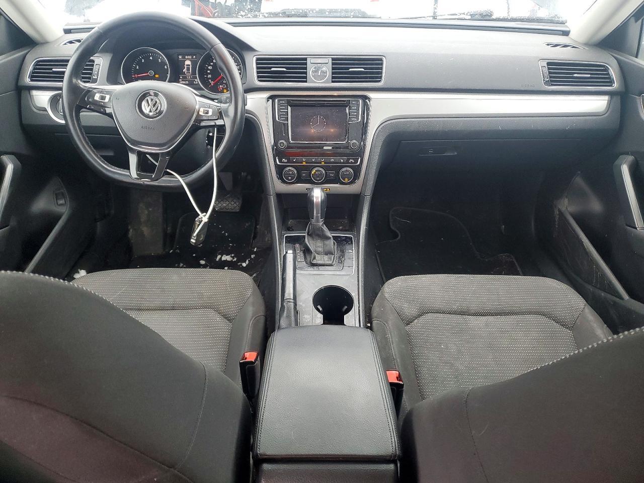 2016 VOLKSWAGEN Passat