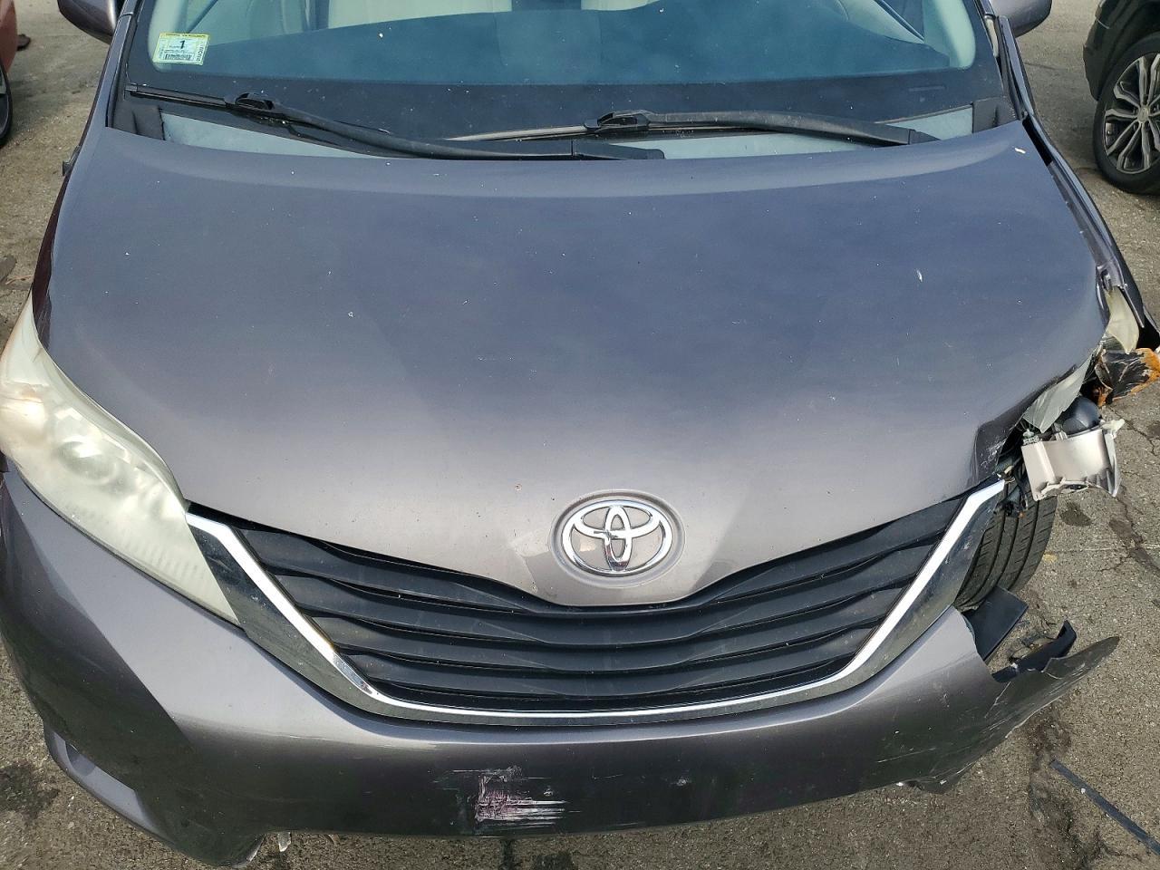2012 TOYOTA SIENNA