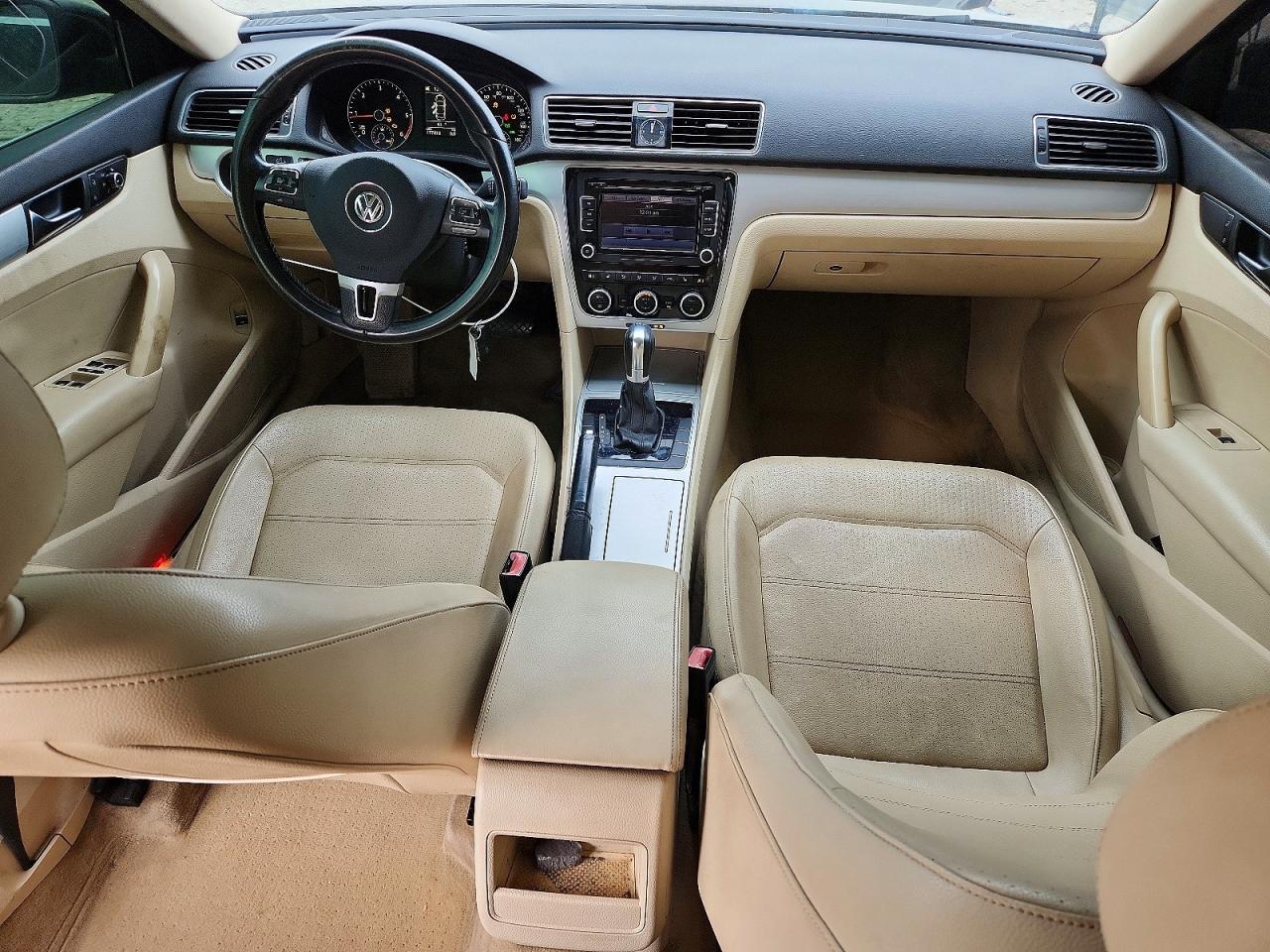 2012 VOLKSWAGEN Passat