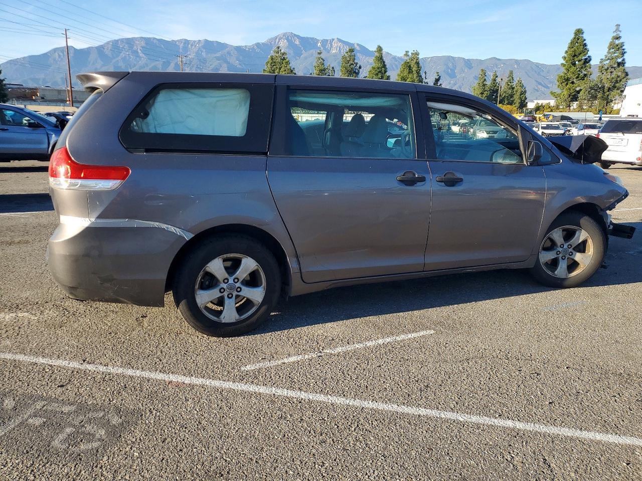 2011 TOYOTA SIENNA