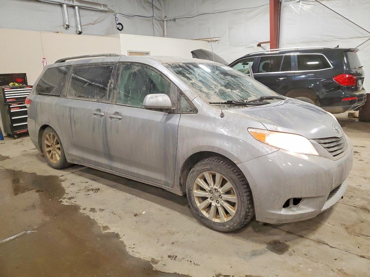 2012 TOYOTA SIENNA
