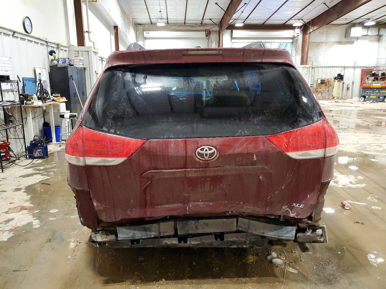 2012 TOYOTA SIENNA