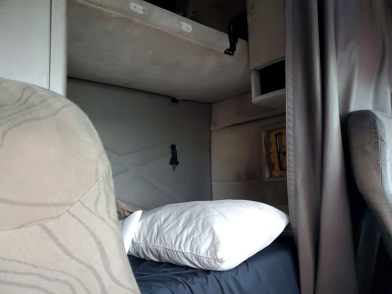 2013 VOLVO Vn