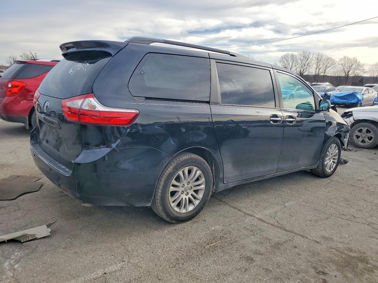 2017 TOYOTA SIENNA