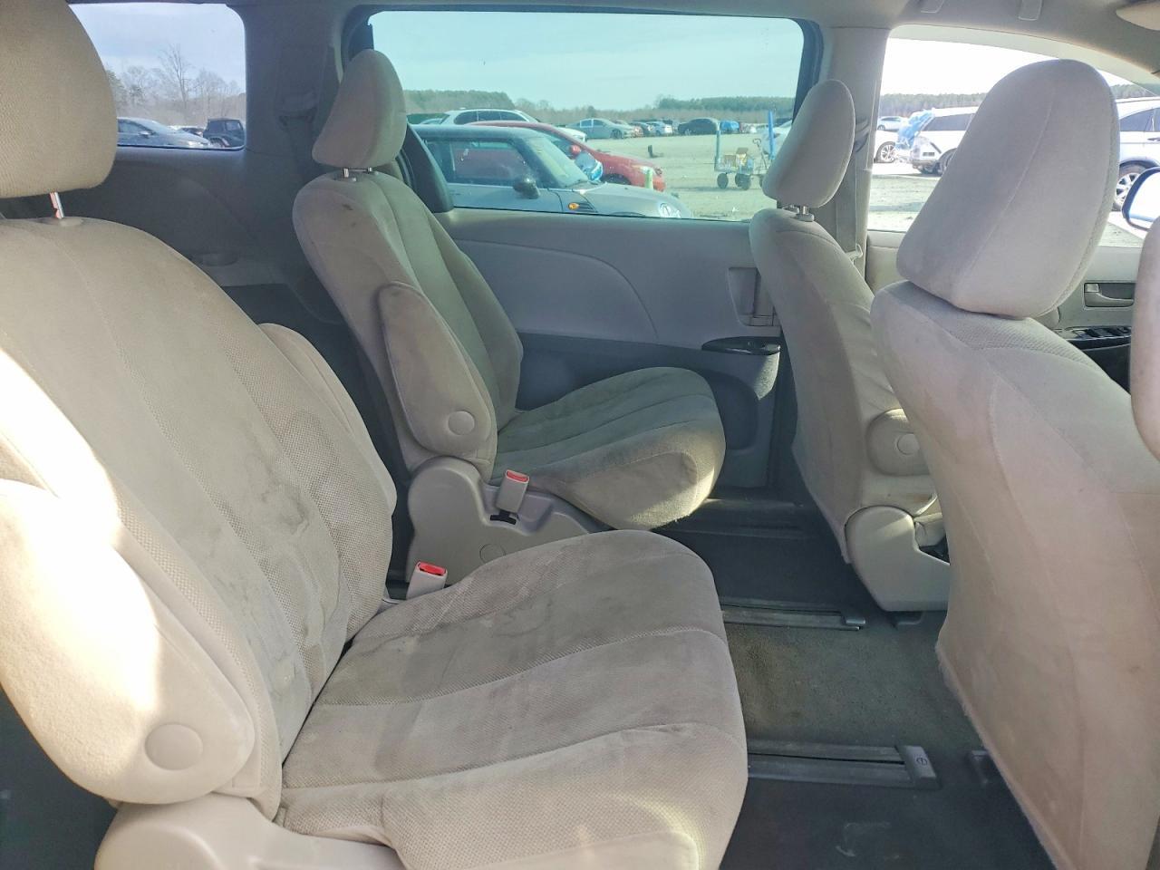 2011 TOYOTA SIENNA