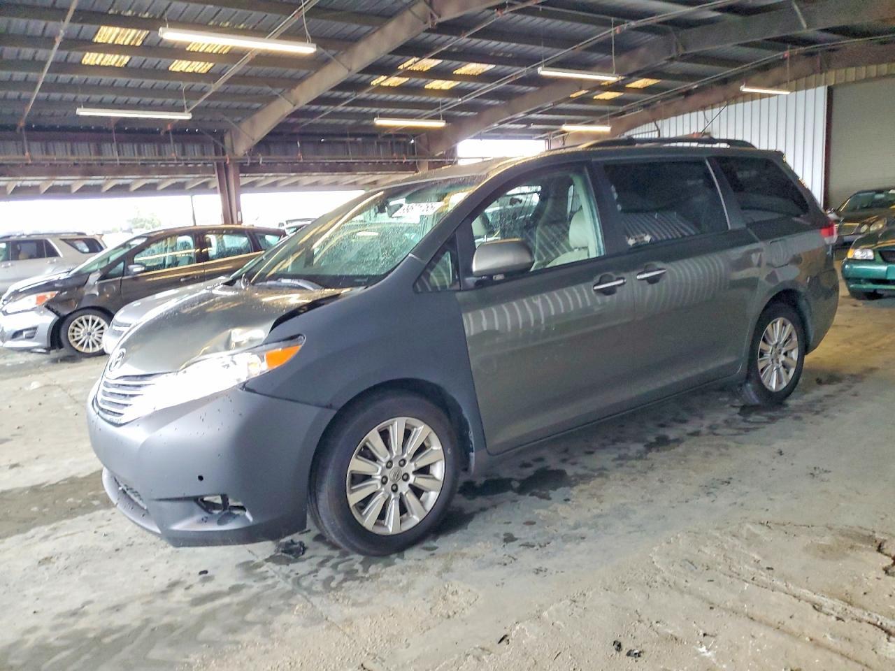 2011 TOYOTA SIENNA