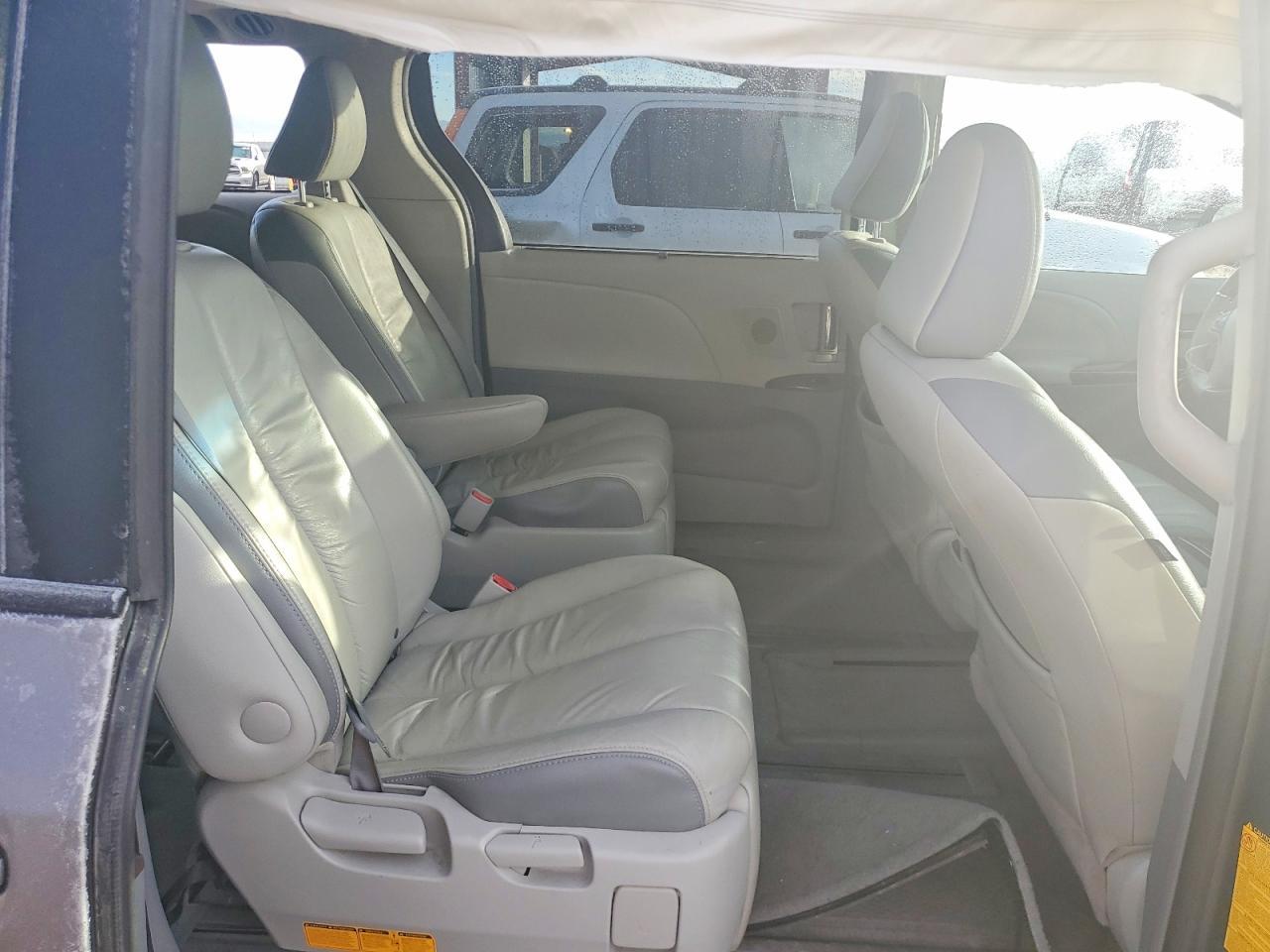 2011 TOYOTA SIENNA