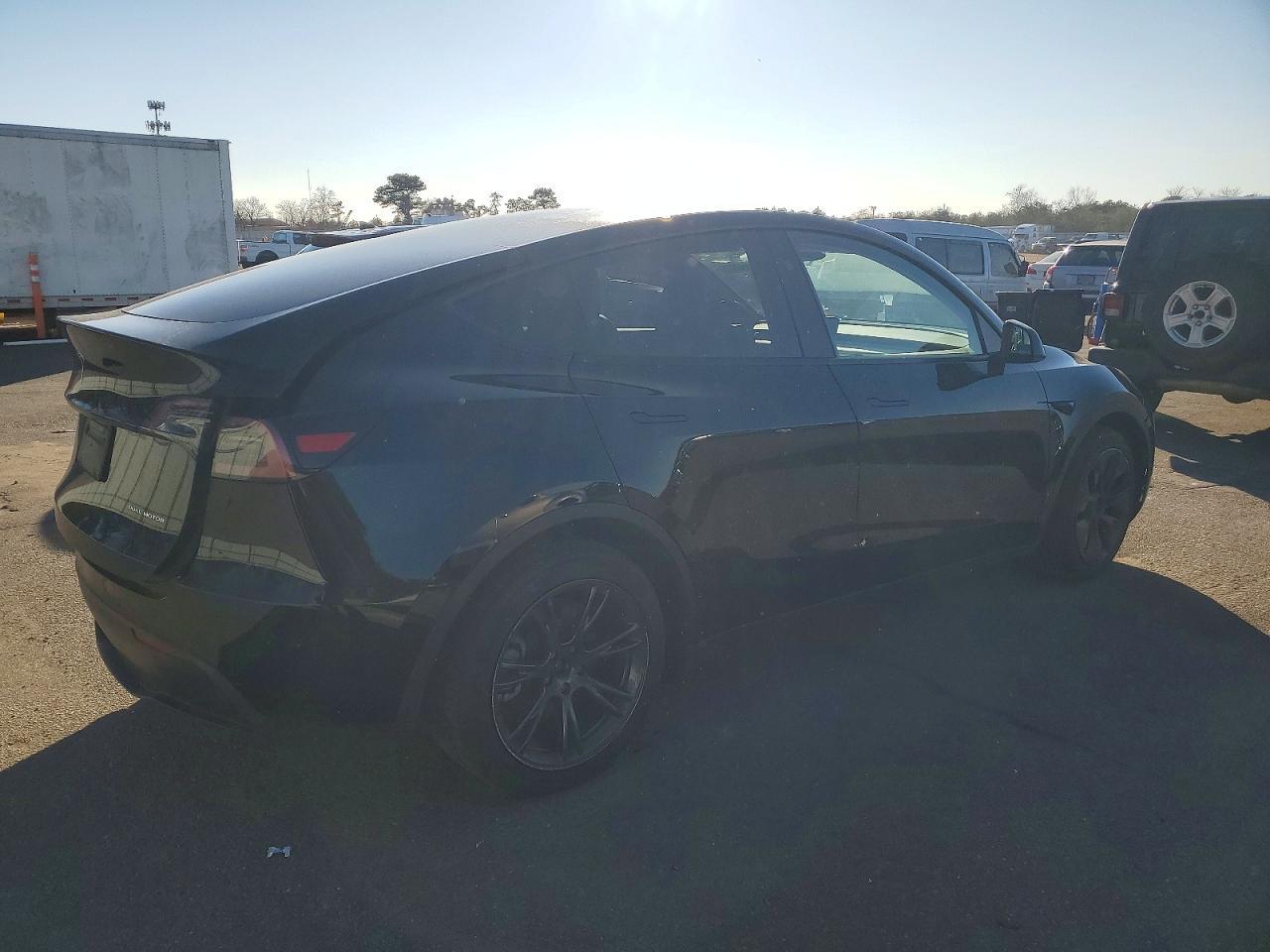 2025 TESLA MODEL Y