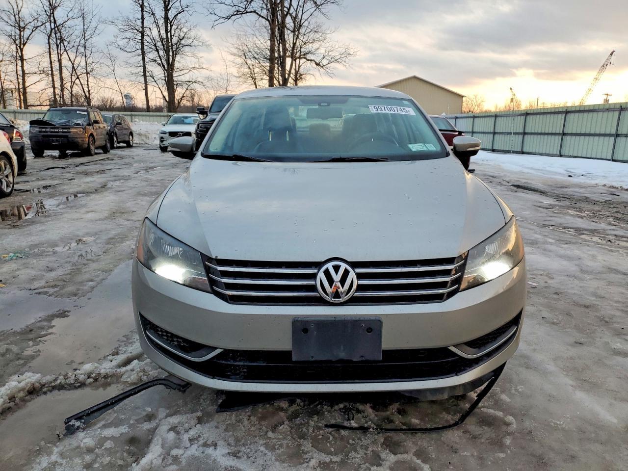 2013 VOLKSWAGEN Passat