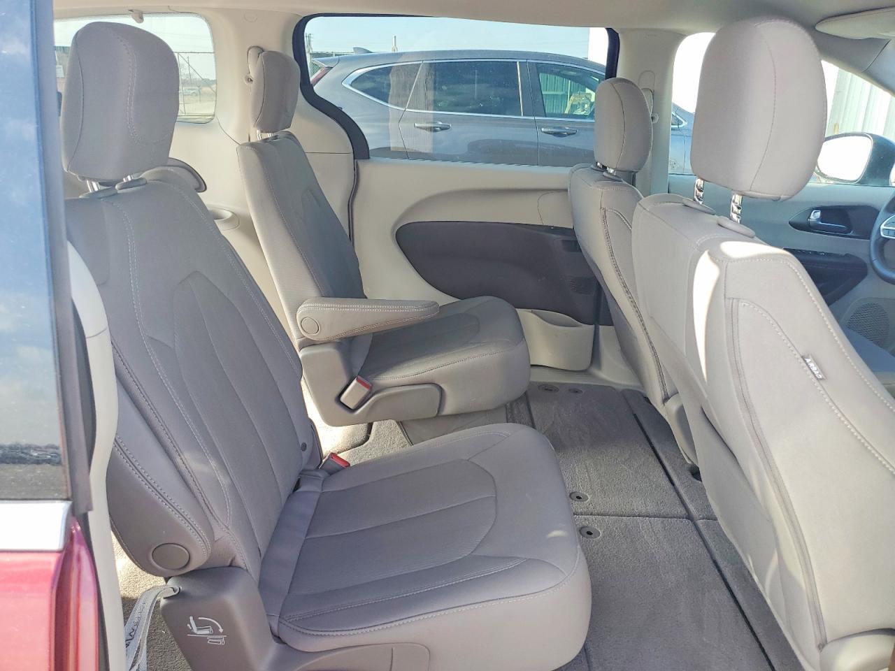 2021 CHRYSLER Voyager