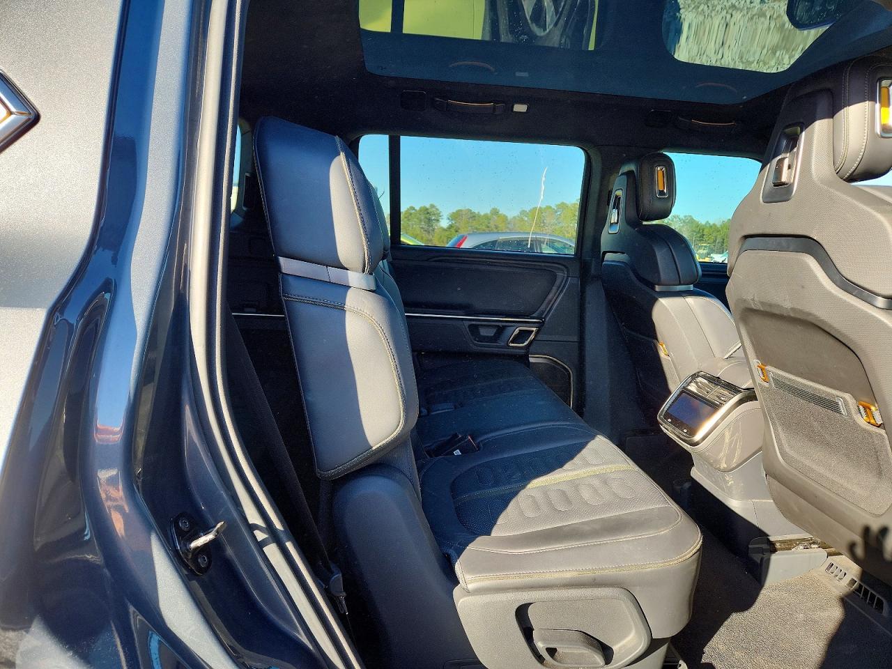 2023 RIVIAN R1s