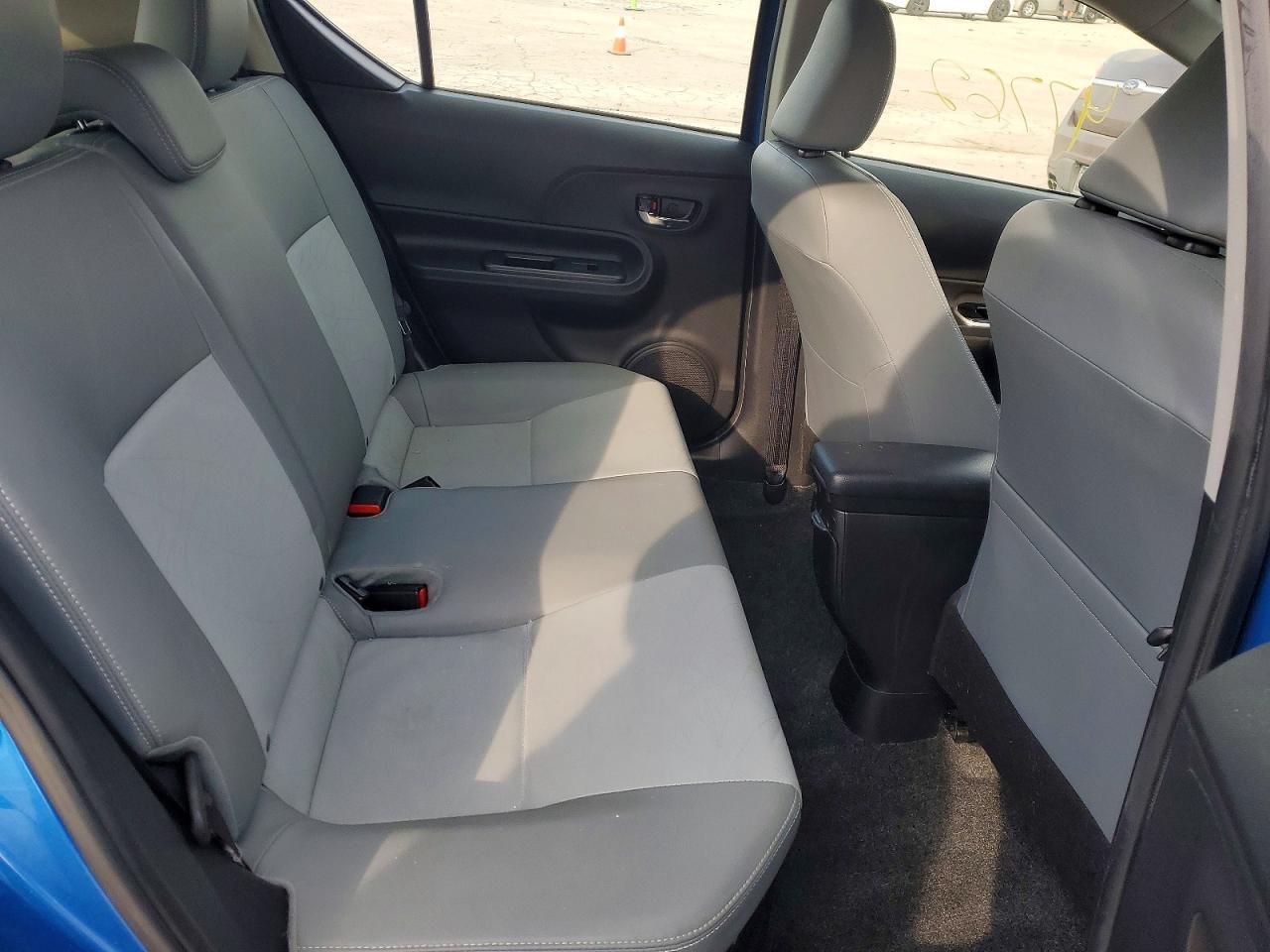 2016 TOYOTA Prius c