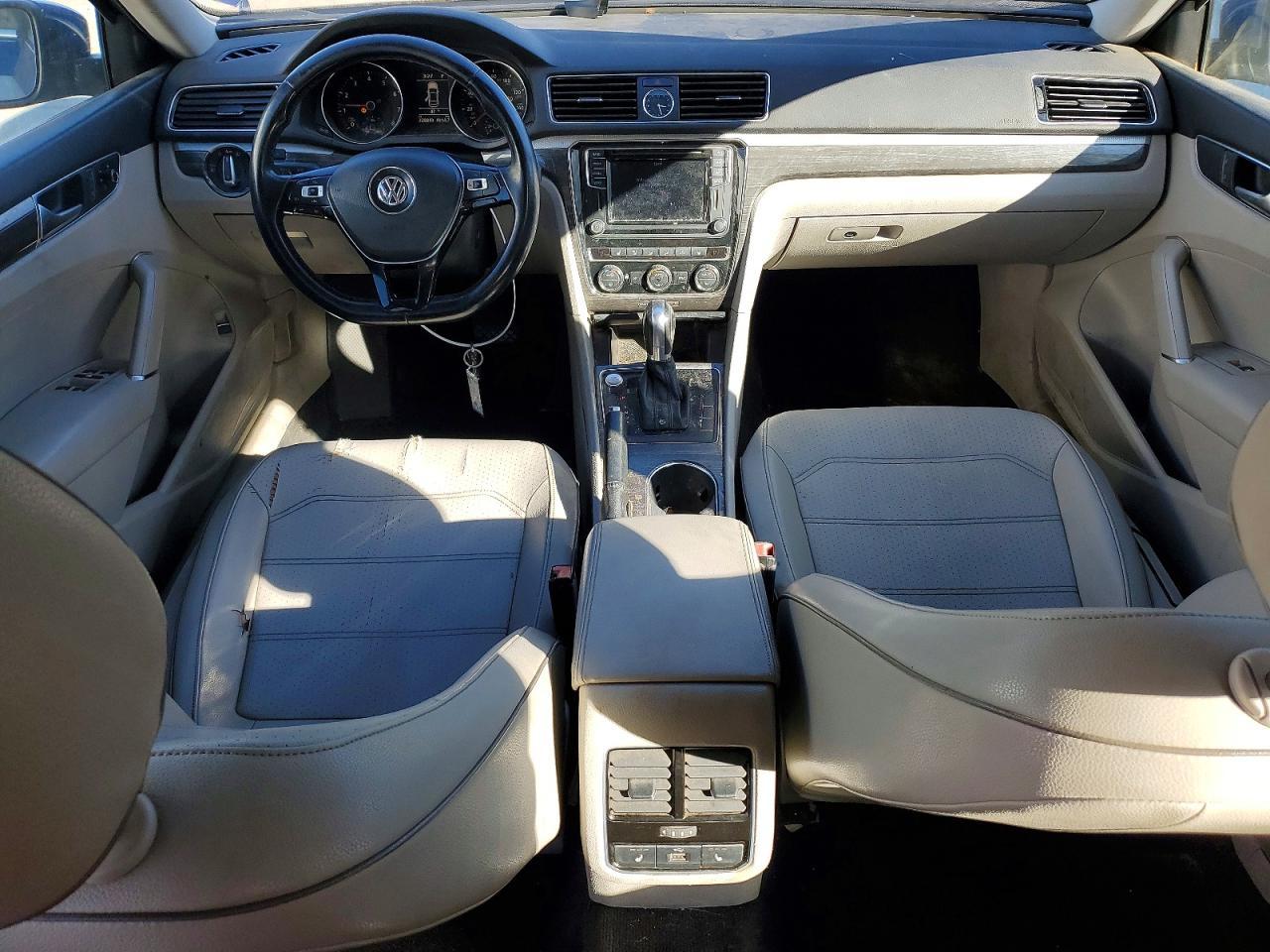2016 VOLKSWAGEN Passat