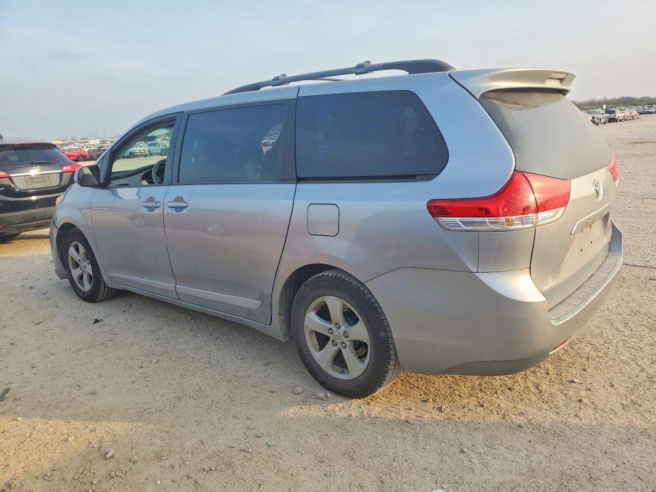 2012 TOYOTA SIENNA
