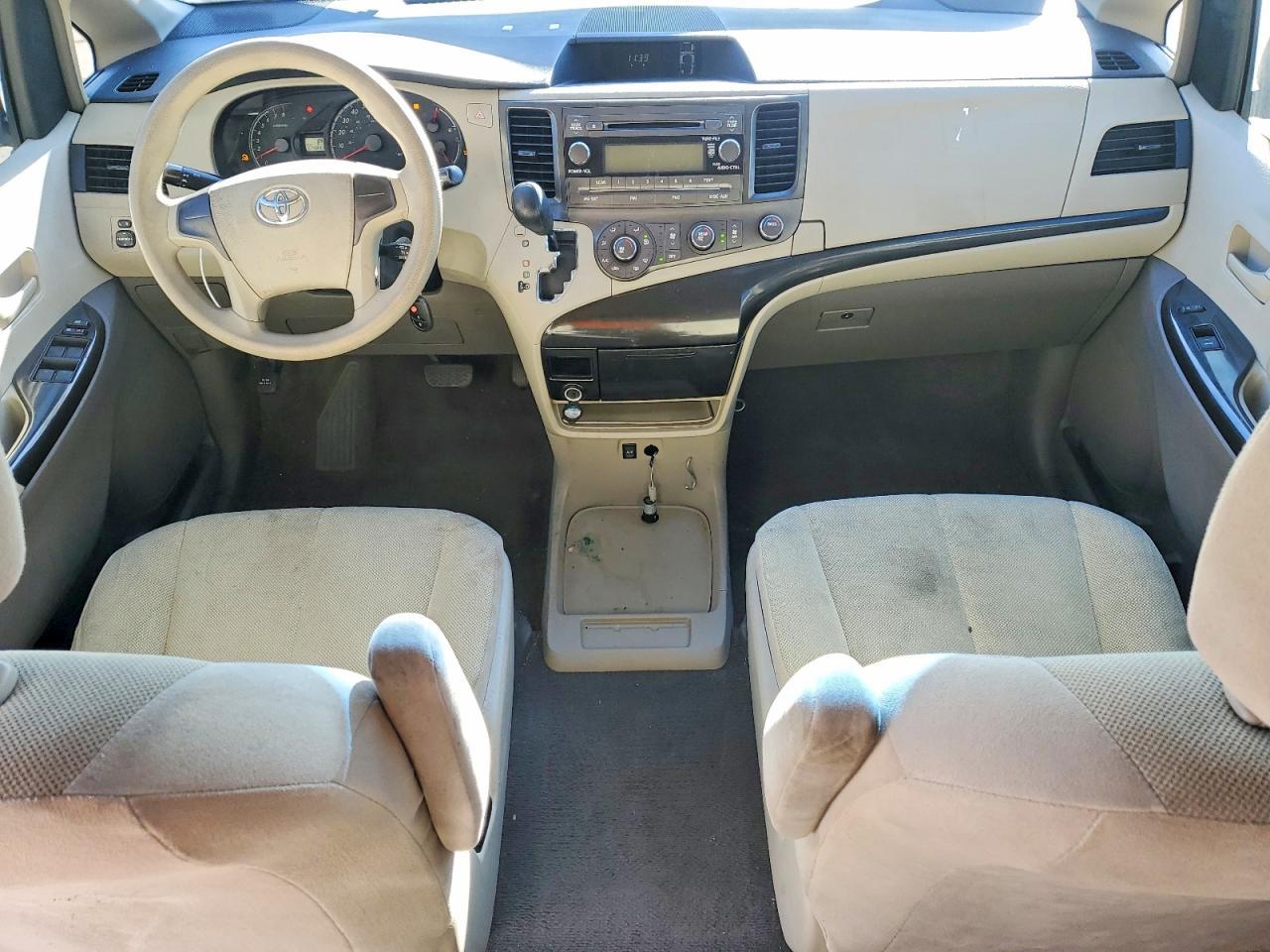2011 TOYOTA SIENNA
