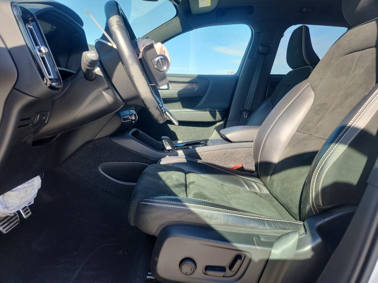 2021 VOLVO XC40