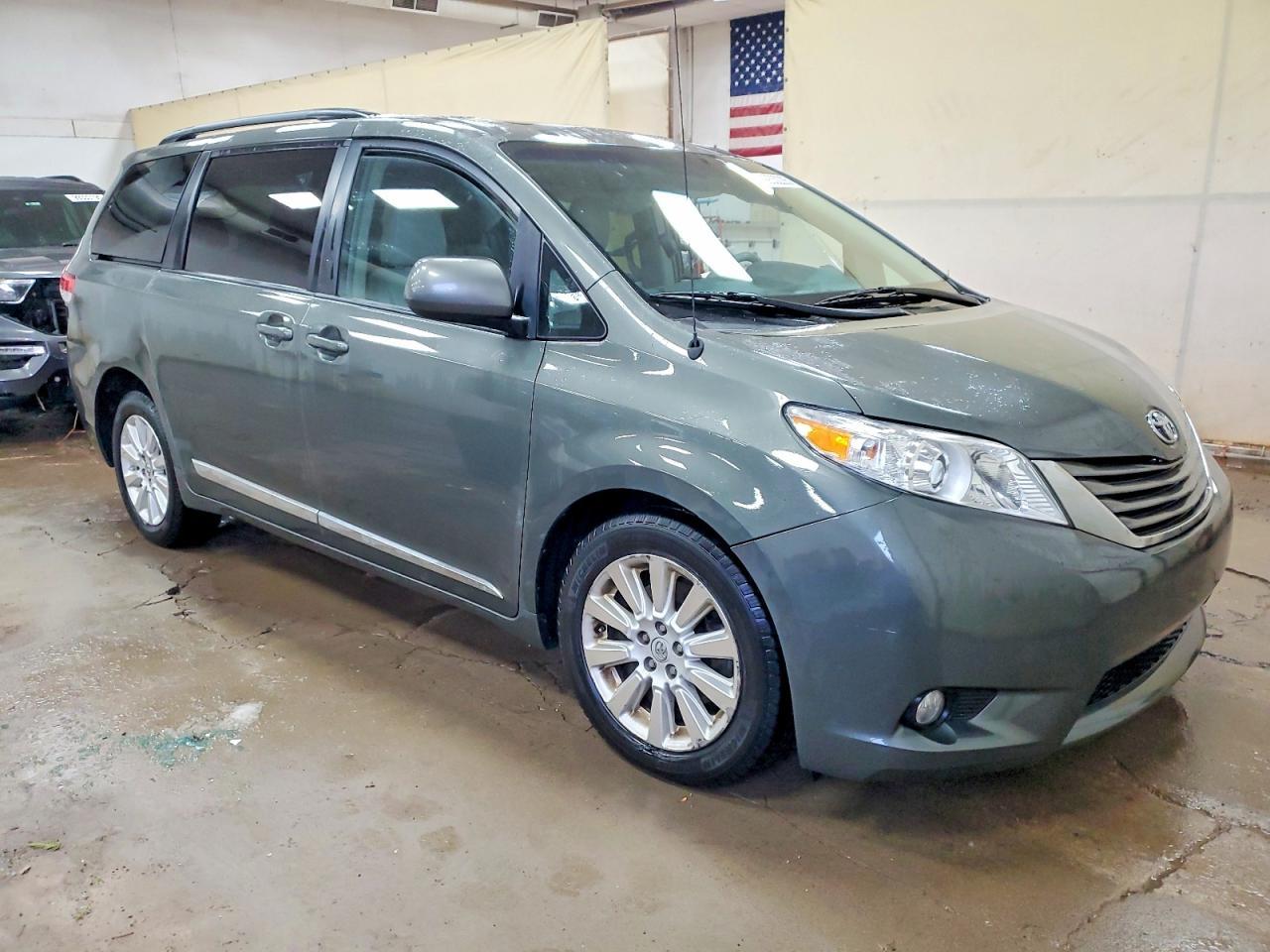 2013 TOYOTA SIENNA