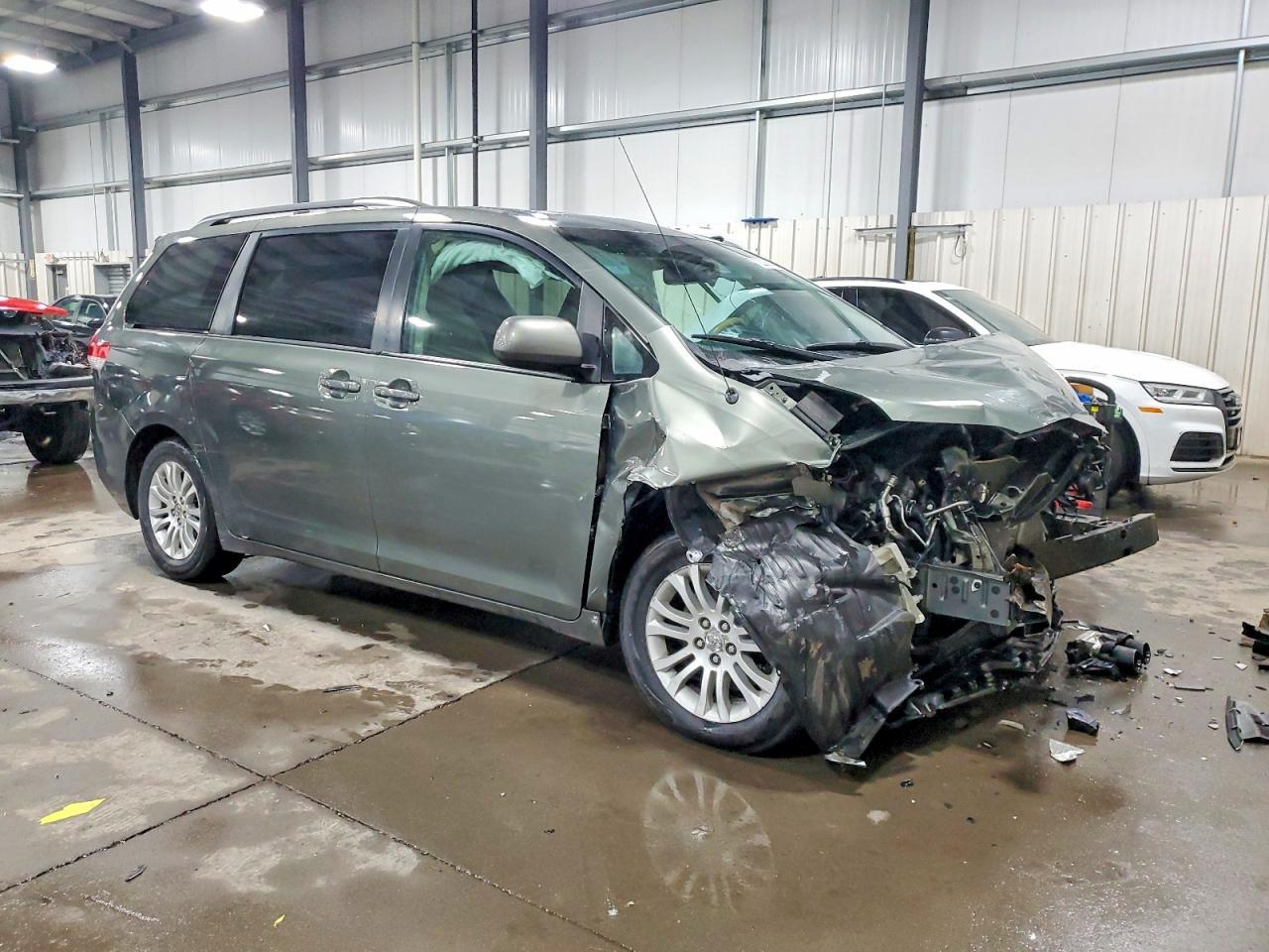 2011 TOYOTA SIENNA