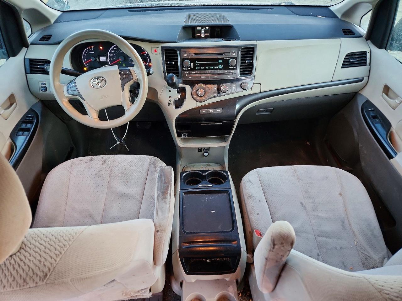 2011 TOYOTA SIENNA