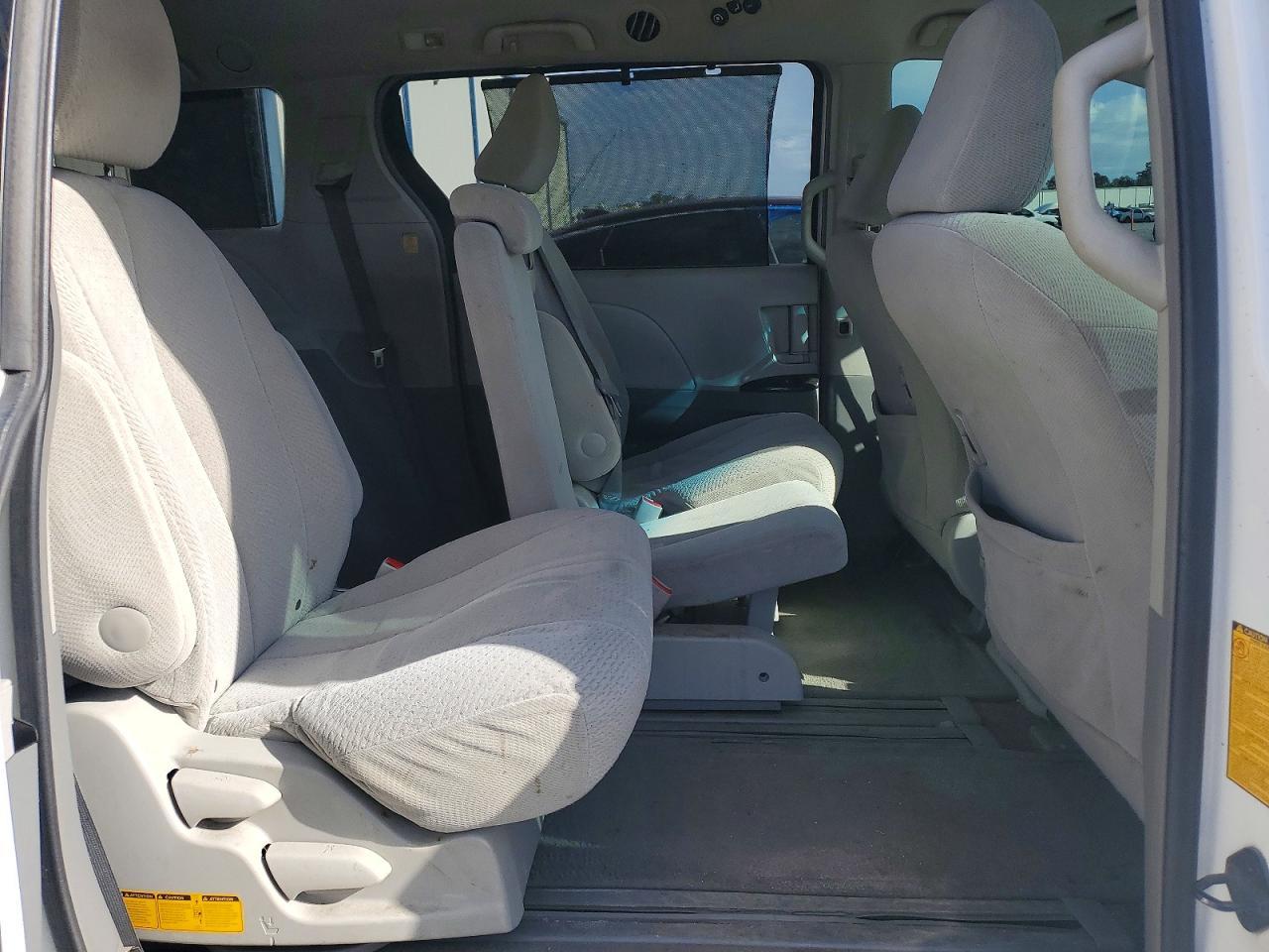 2011 TOYOTA SIENNA