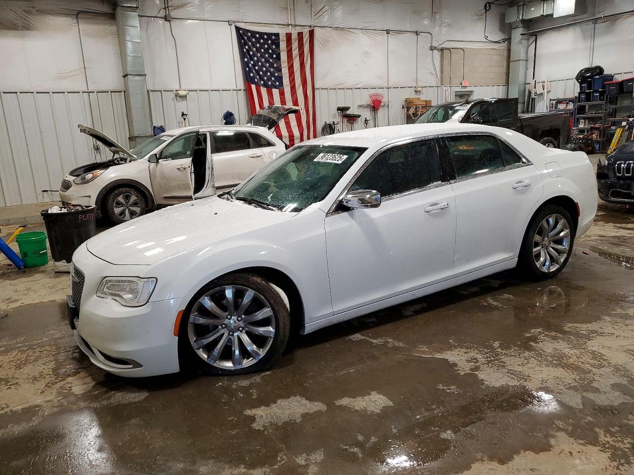 2019 CHRYSLER 300