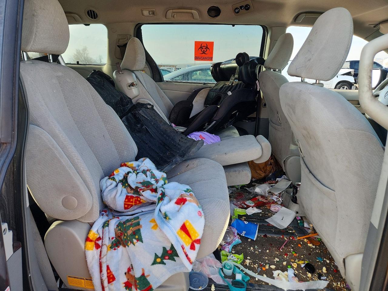 2011 TOYOTA SIENNA