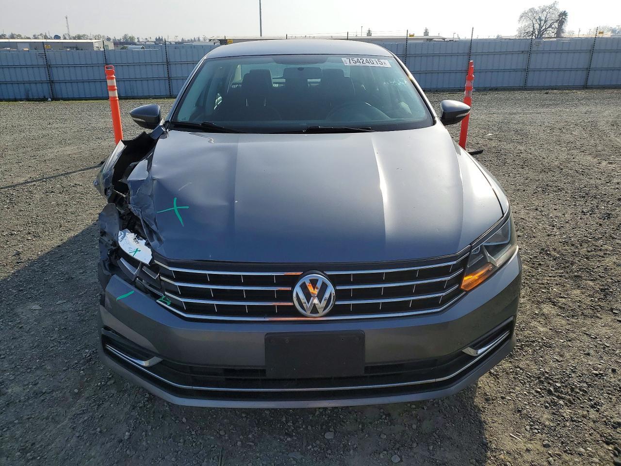 2016 VOLKSWAGEN Passat