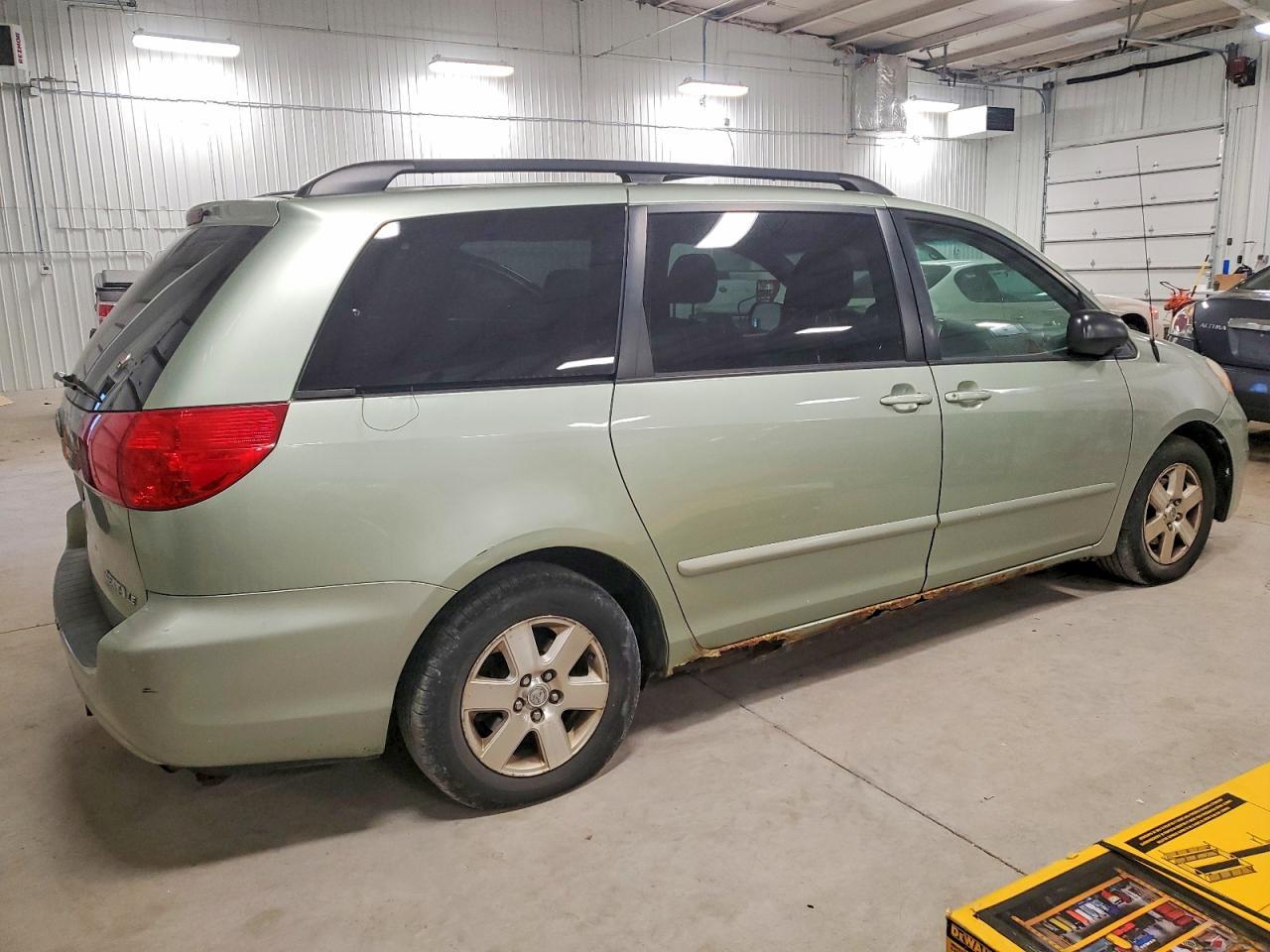 2009 TOYOTA SIENNA