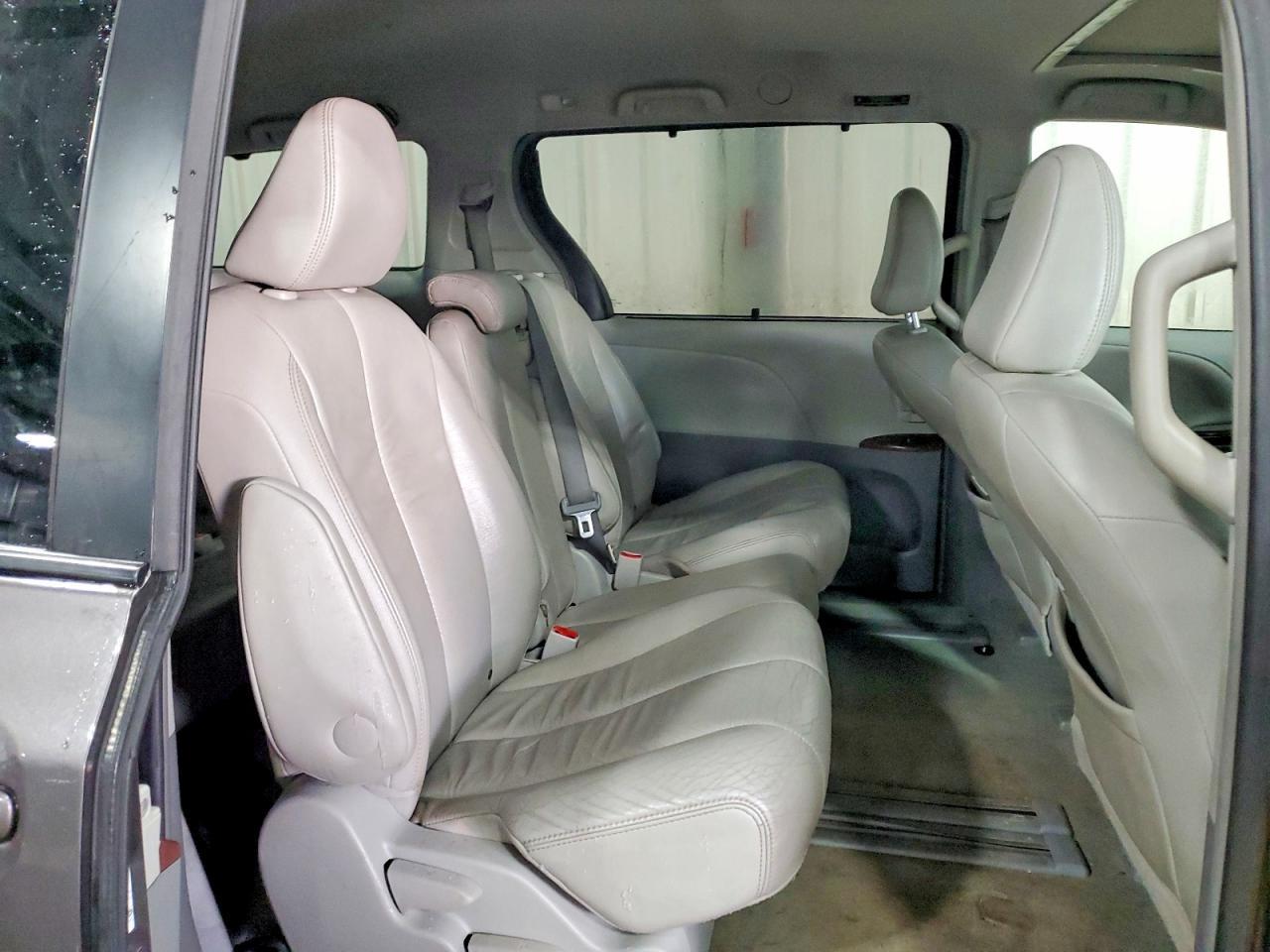 2012 TOYOTA SIENNA