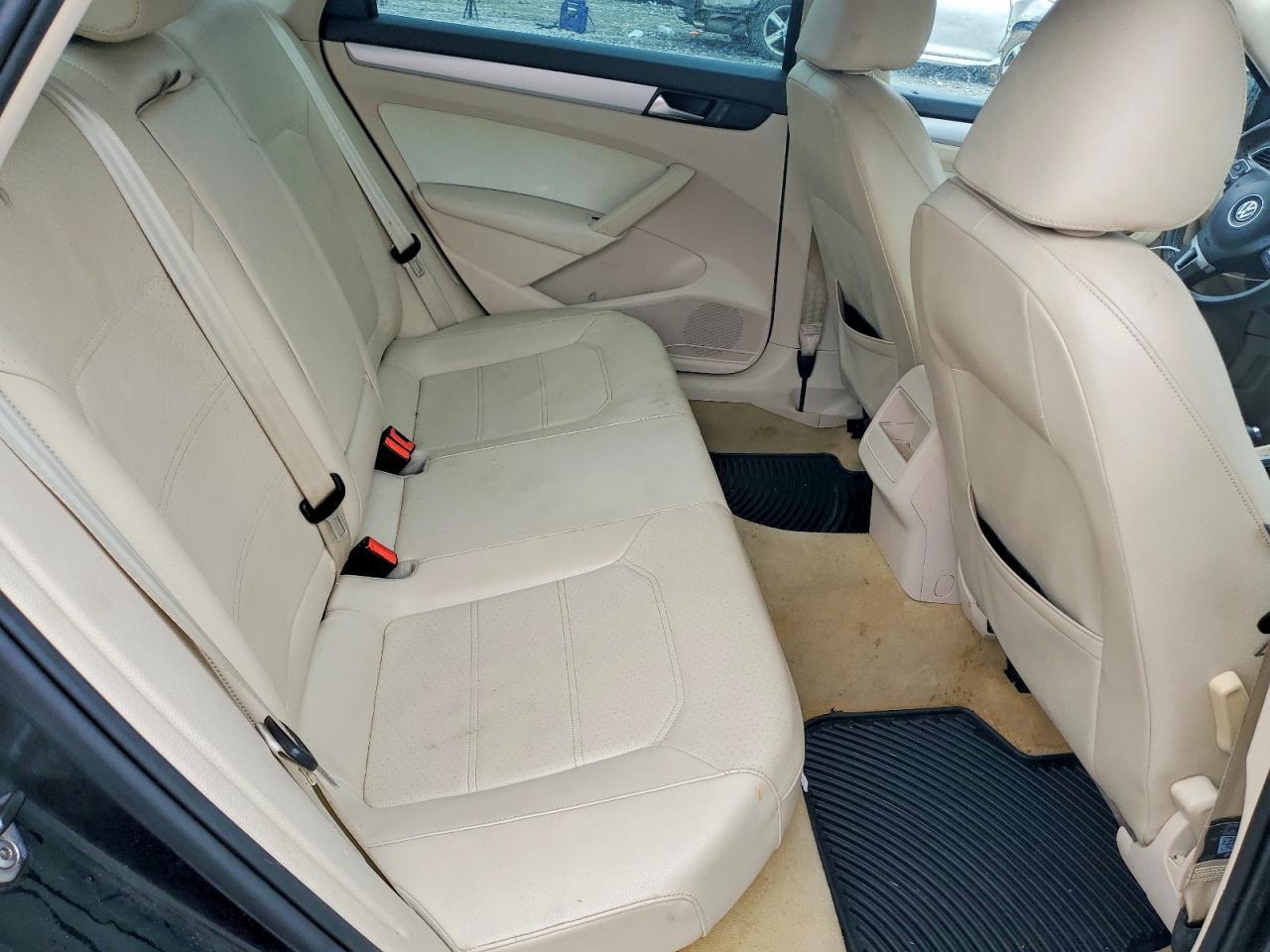 2012 VOLKSWAGEN Passat