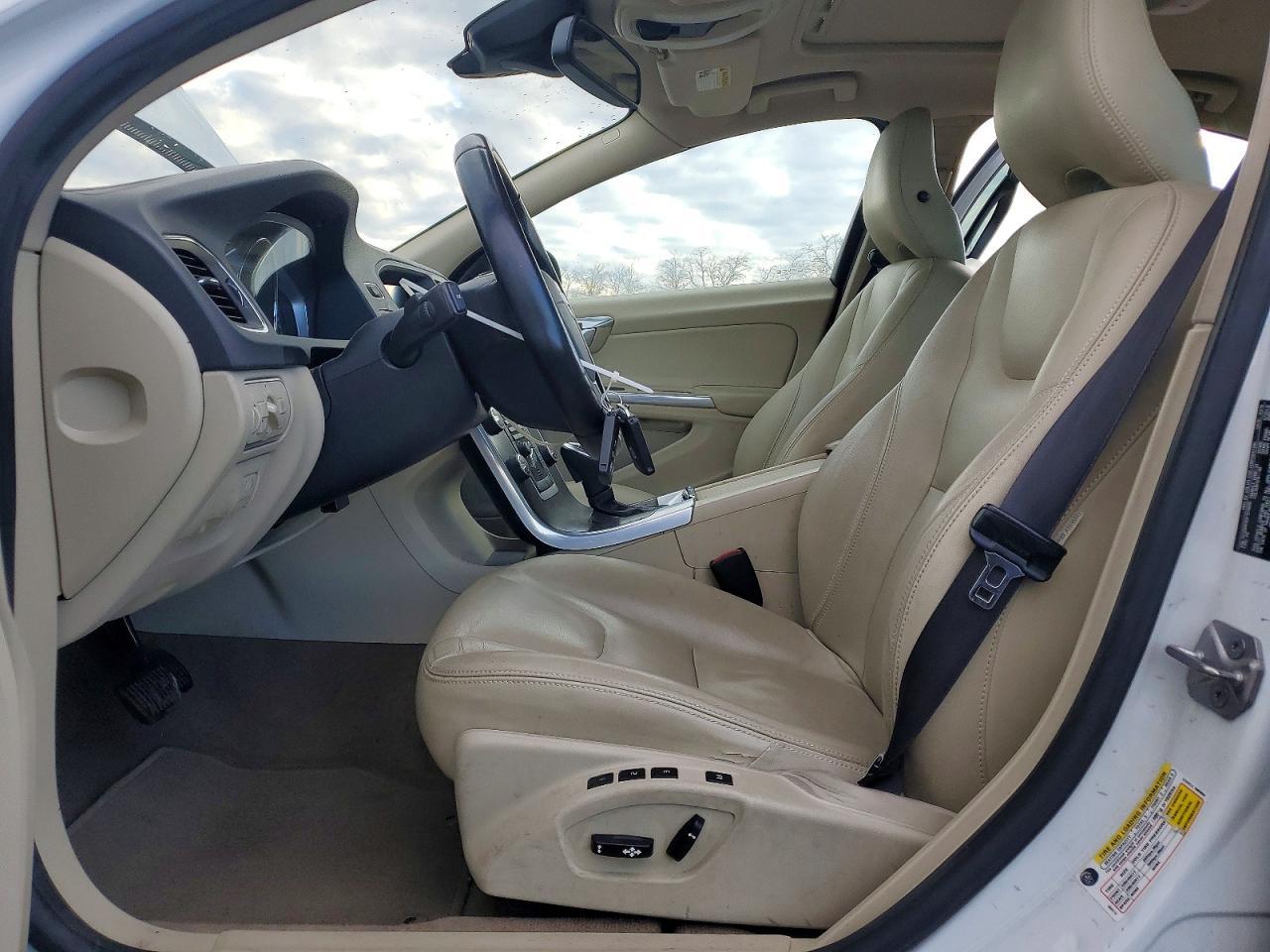 2015 VOLVO S60