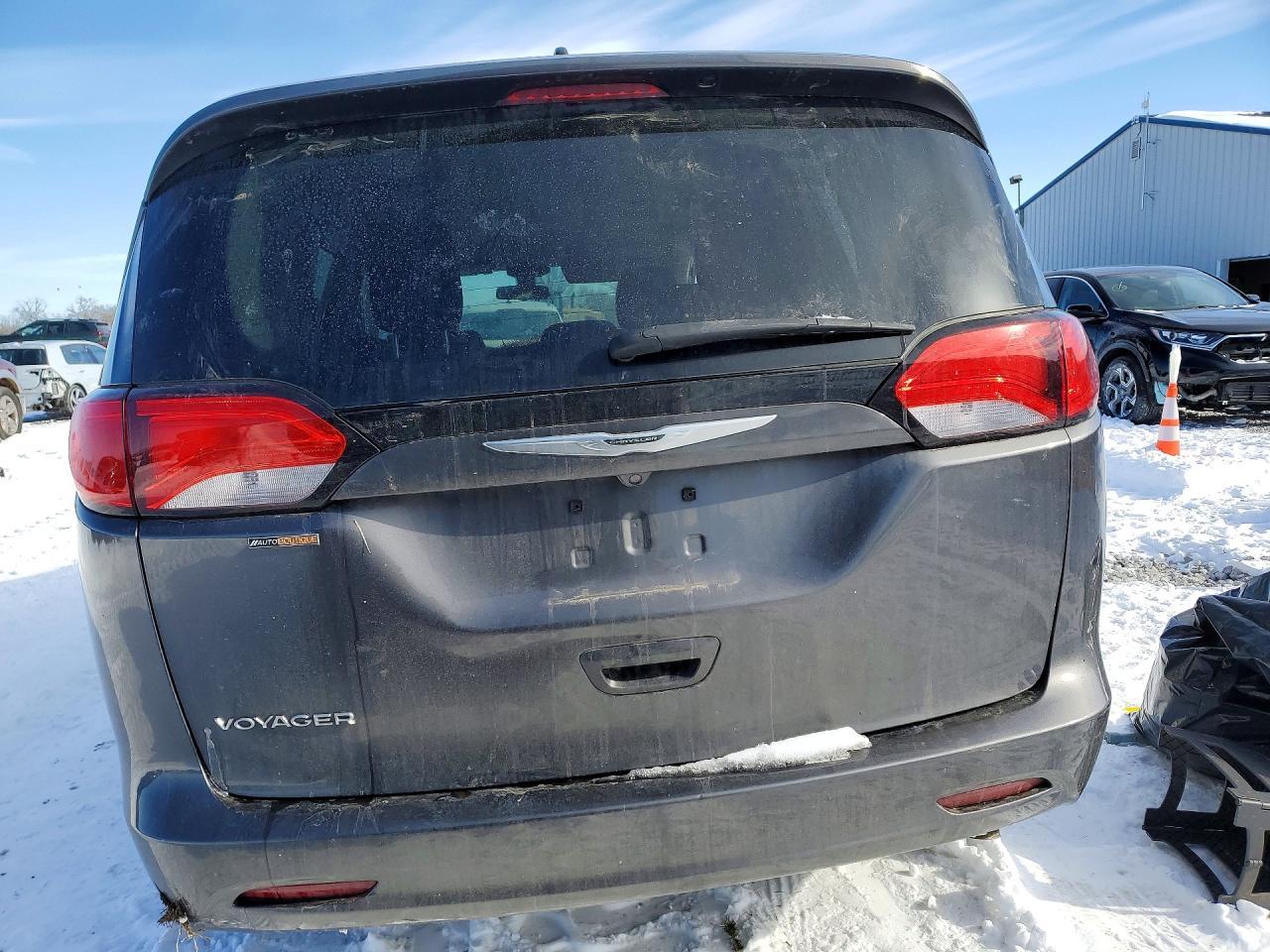 2022 CHRYSLER Voyager
