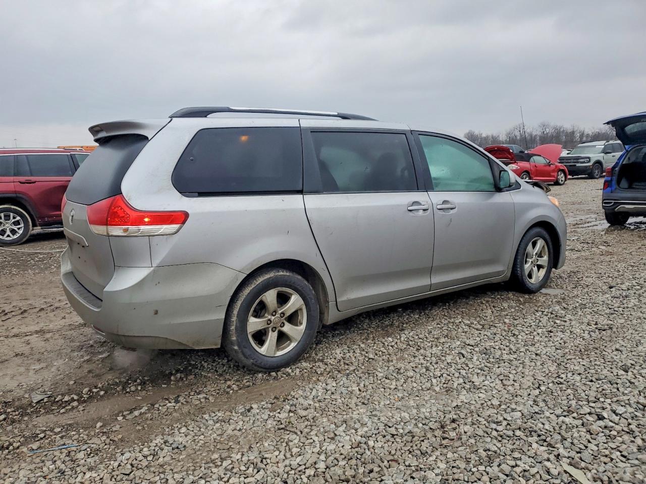 2011 TOYOTA SIENNA