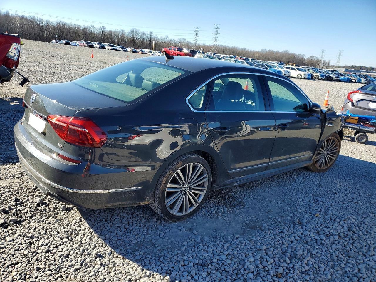 2017 VOLKSWAGEN Passat