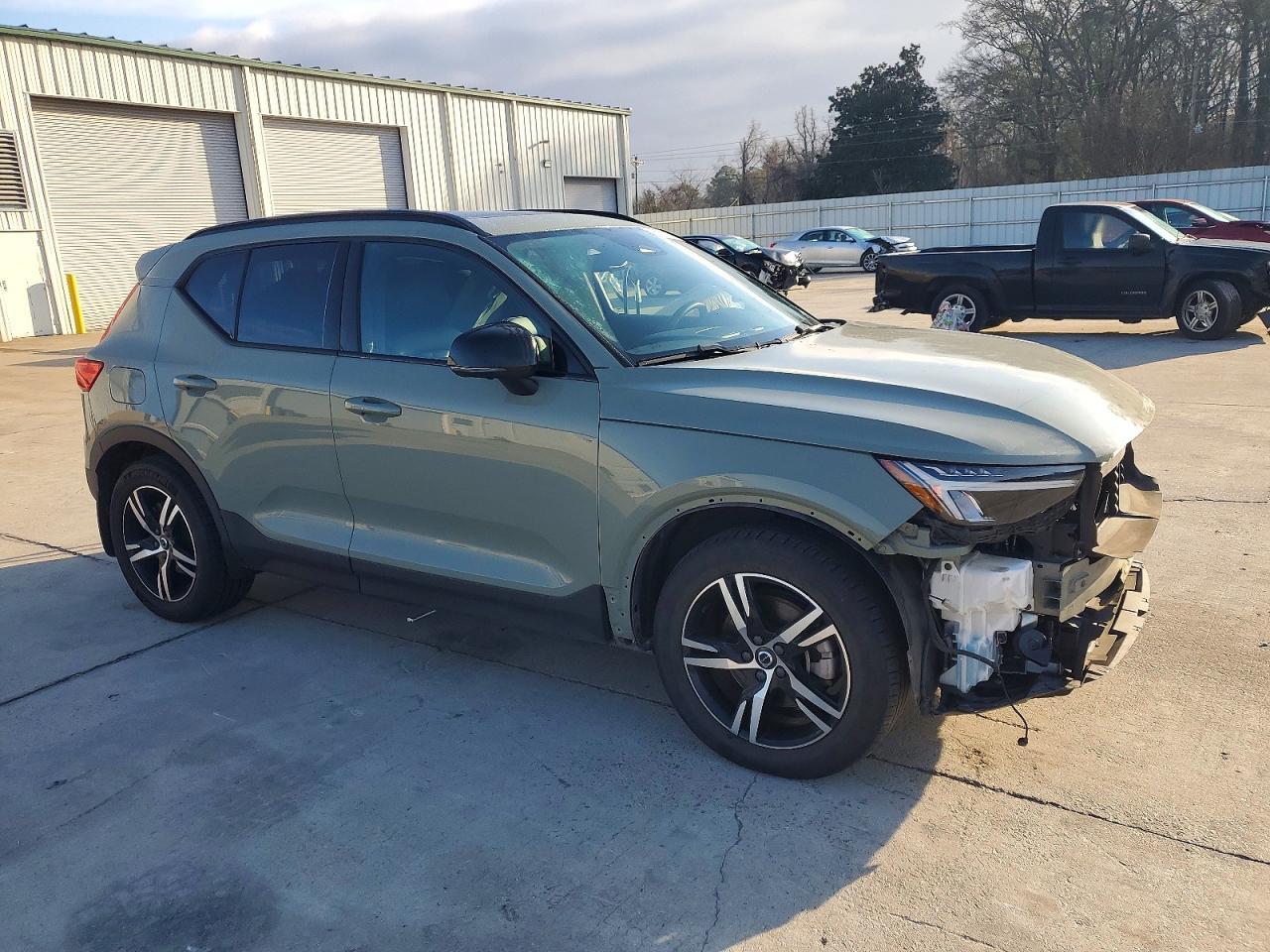 2023 VOLVO XC40
