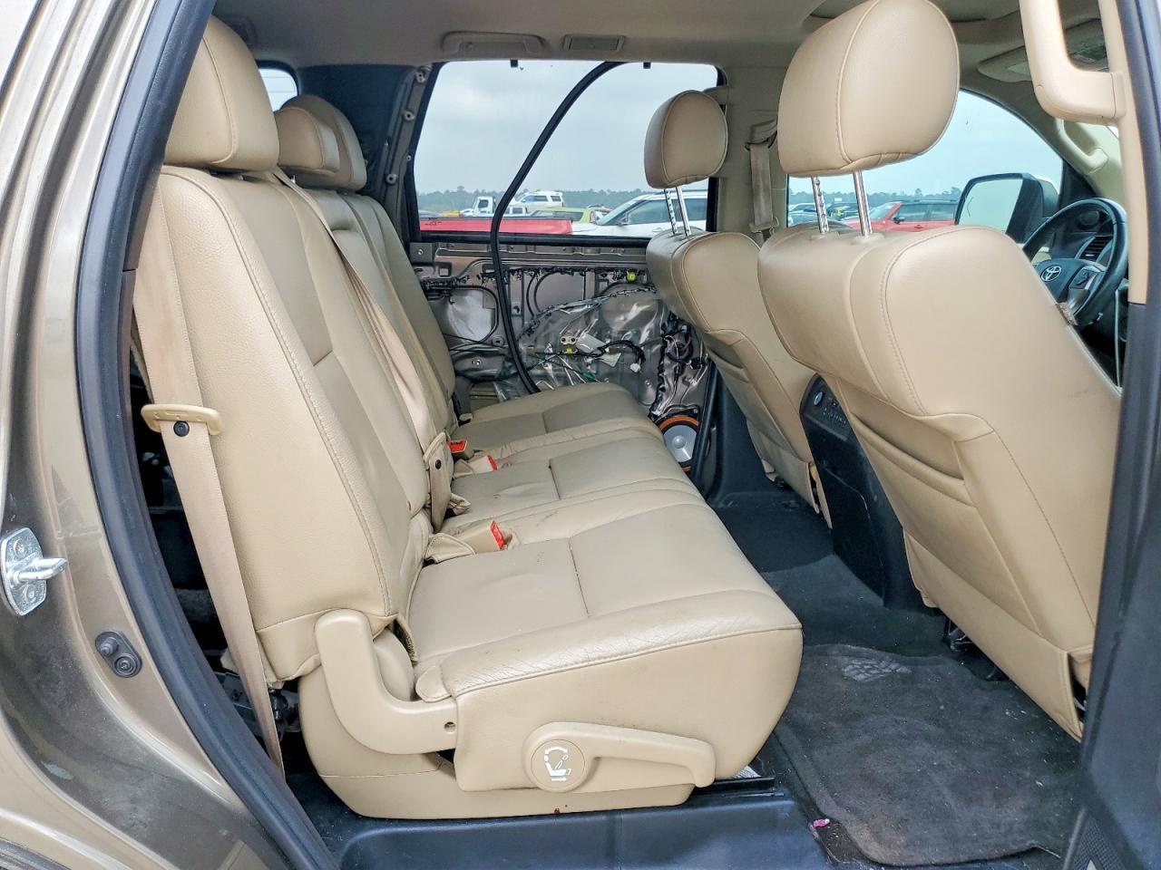 2014 TOYOTA Sequoia