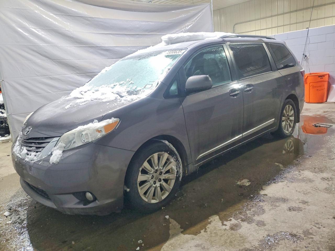 2015 TOYOTA SIENNA