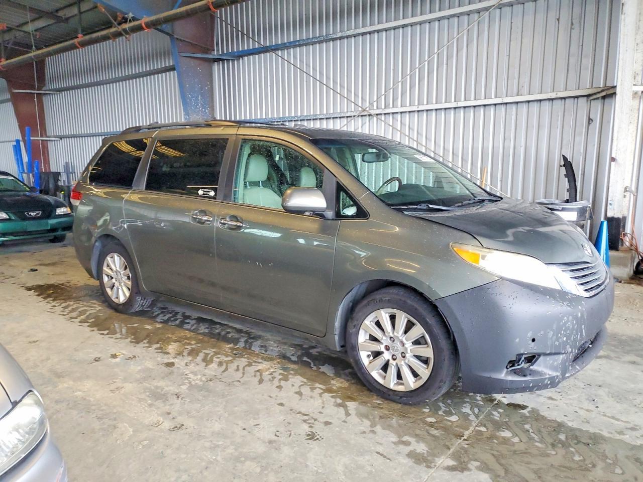 2011 TOYOTA SIENNA