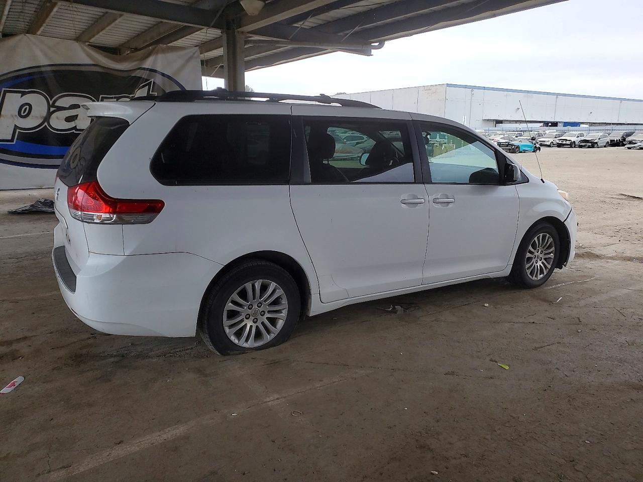 2011 TOYOTA SIENNA