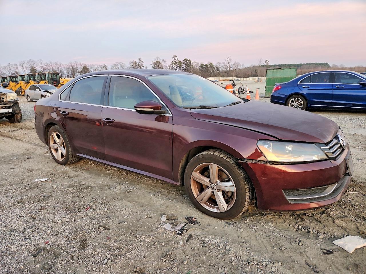 2012 VOLKSWAGEN Passat