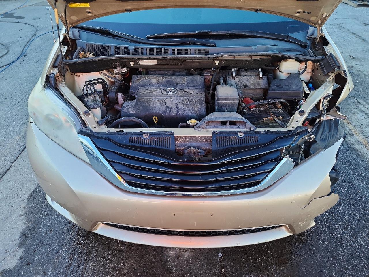 2011 TOYOTA SIENNA