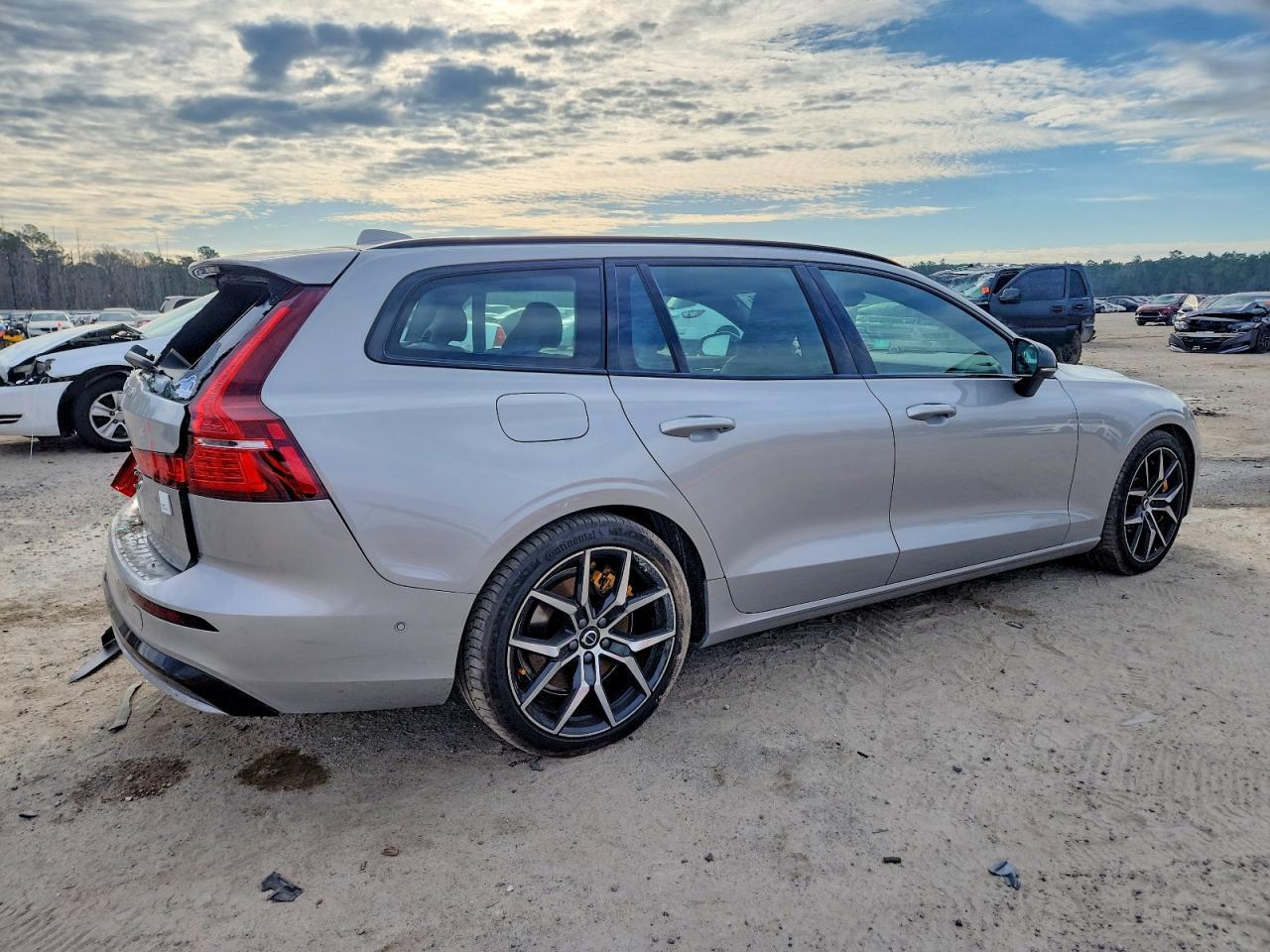 2025 VOLVO V60