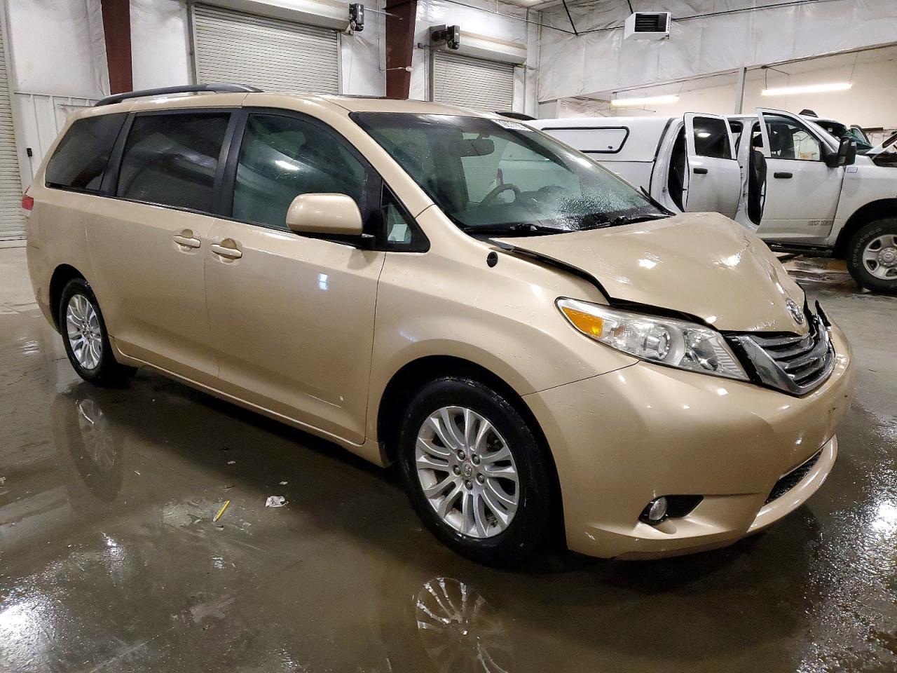 2011 TOYOTA SIENNA