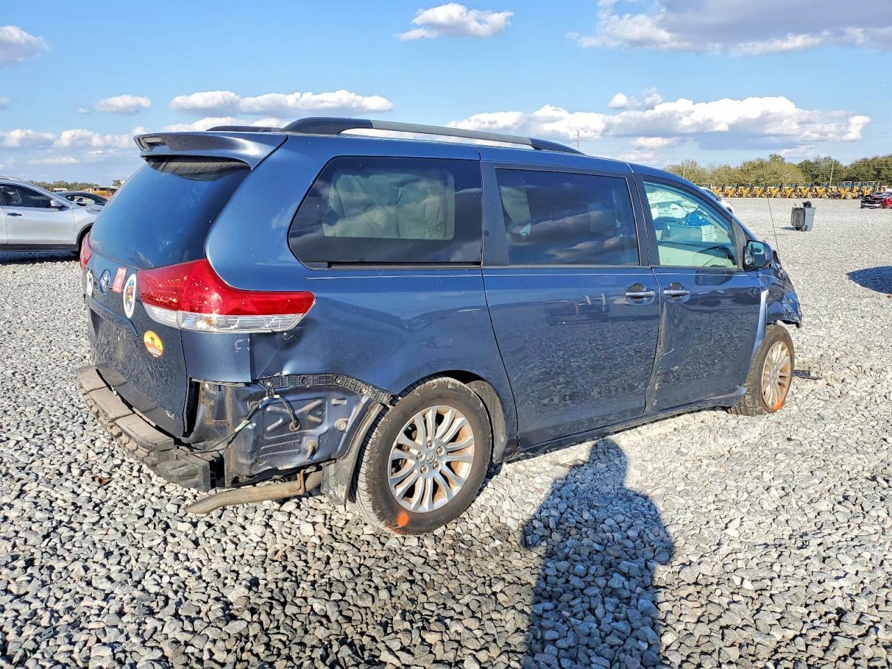 2014 TOYOTA SIENNA