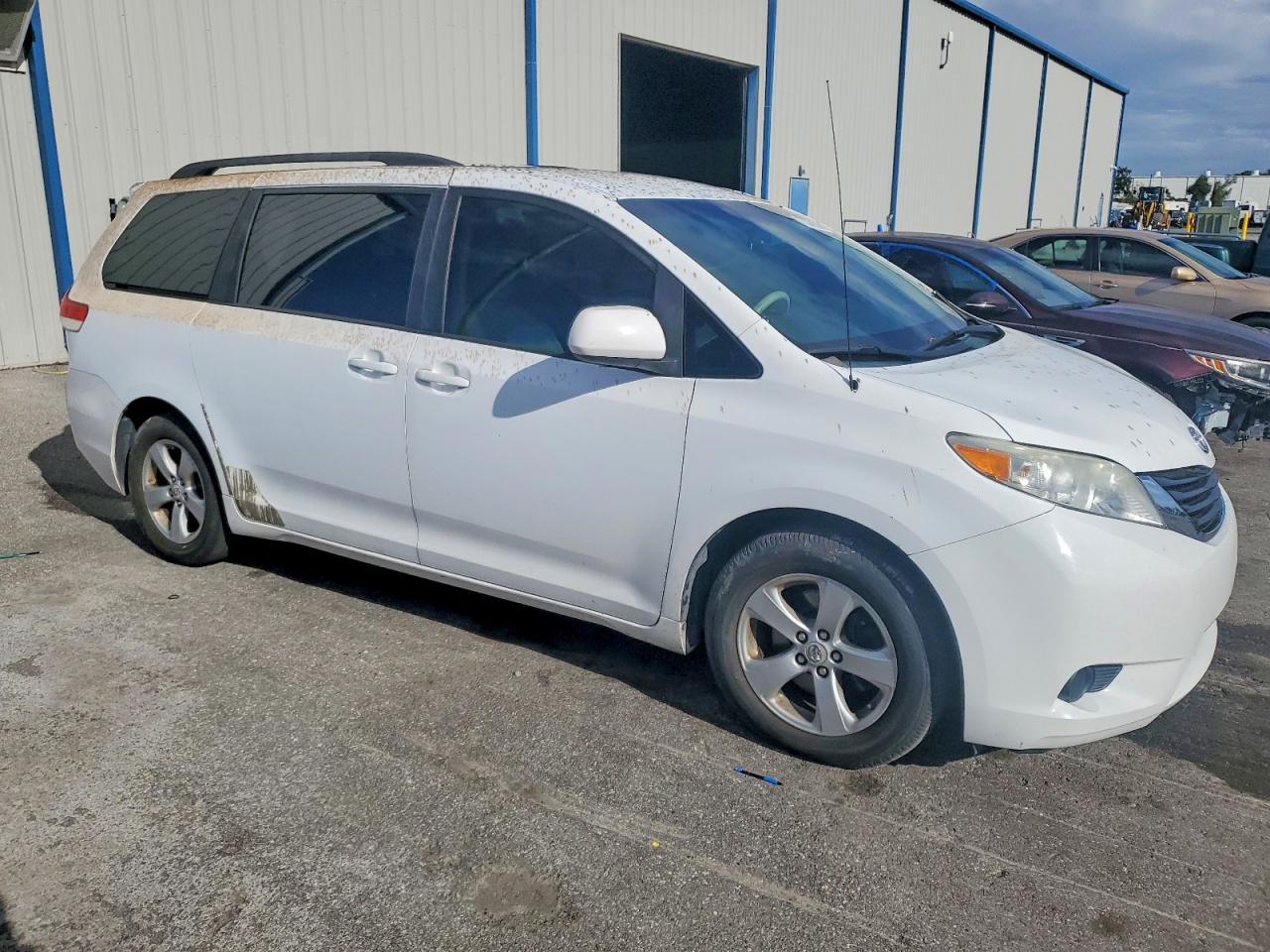 2011 TOYOTA SIENNA